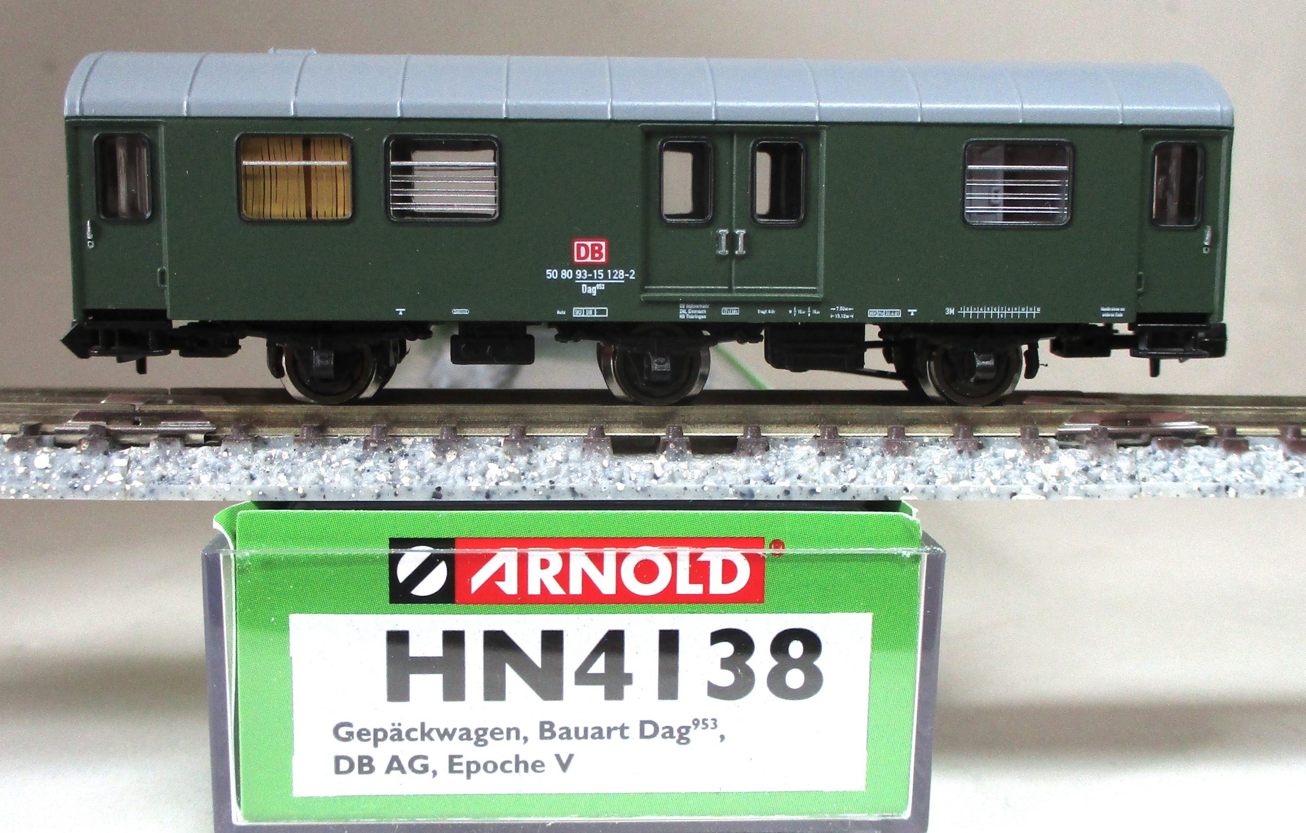 Arnold 4138 Gepäckwagen/3-a. Dag953 grün DBAG-5