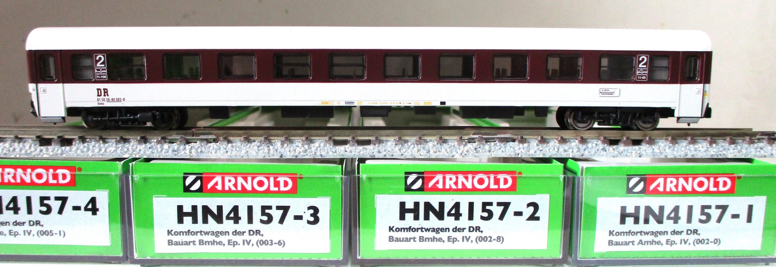 Arnold 4157 Komfort-Schnellzugwagenset braun/grau DR-4 4-tlg – Bild 4