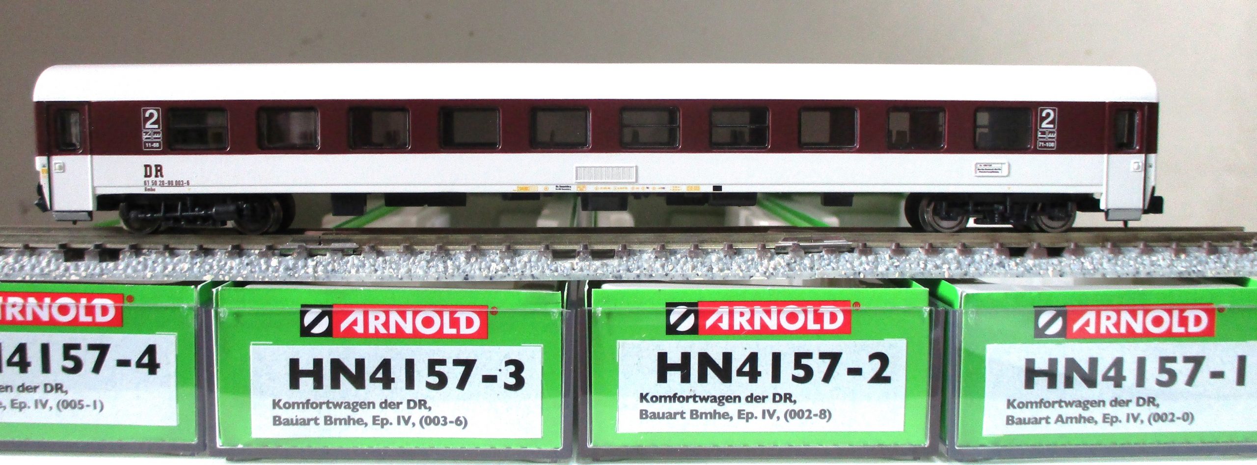 Arnold 4157 Komfort-Schnellzugwagenset braun/grau DR-4 4-tlg – Bild 3