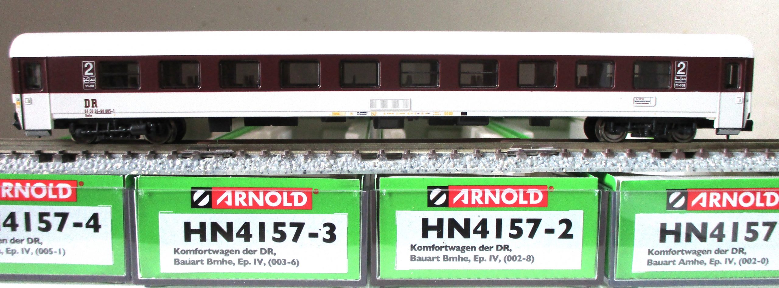 Arnold 4157 Komfort-Schnellzugwagenset braun/grau DR-4 4-tlg – Bild 2