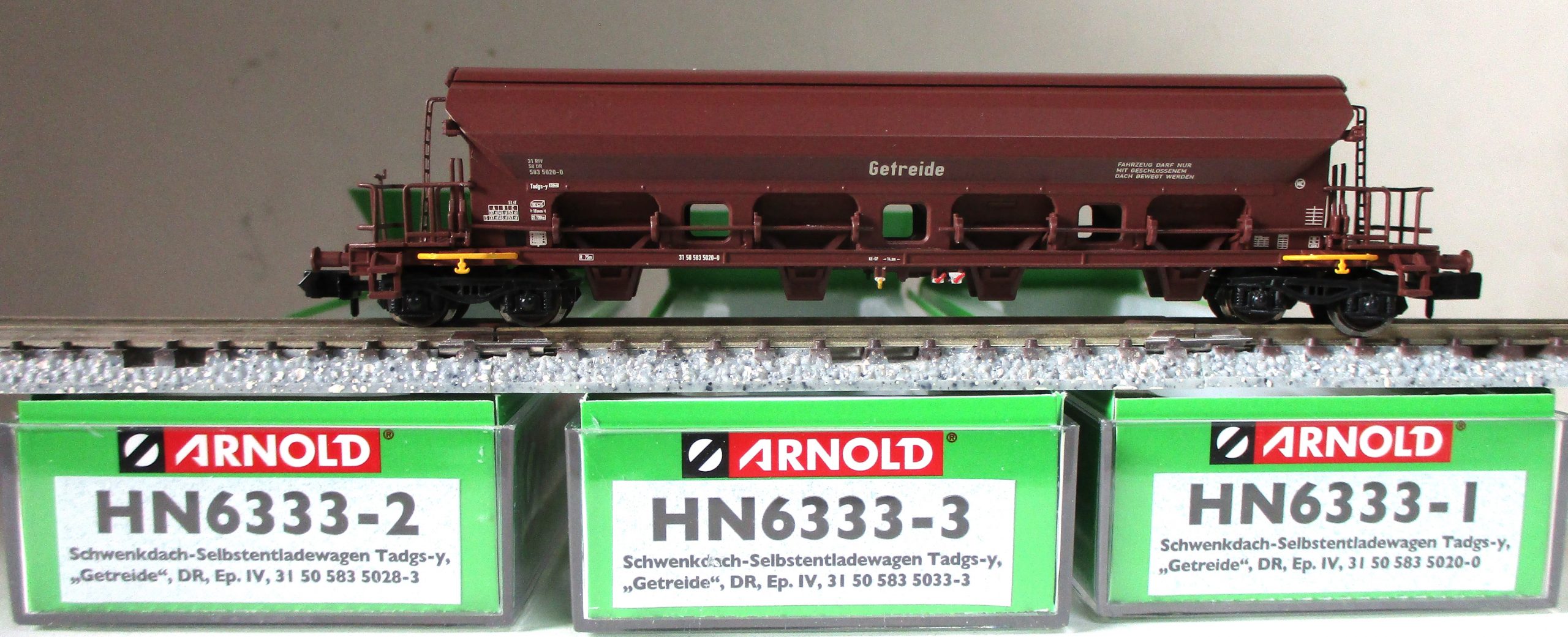Arnold 6333 Schwenkdachsilowagen-Set DR-4 3-tlg. – Bild 4