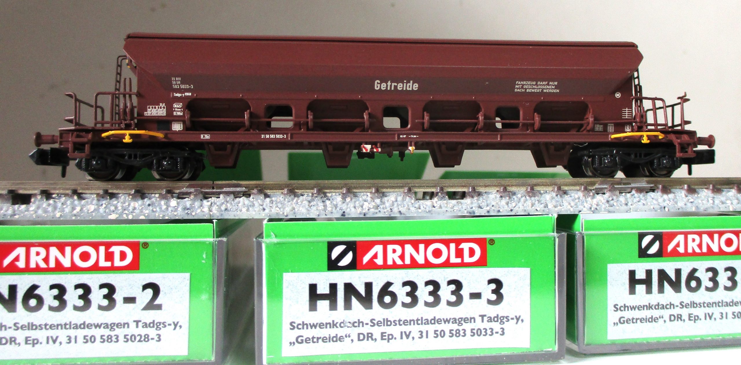 Arnold 6333 Schwenkdachsilowagen-Set DR-4 3-tlg. – Bild 3