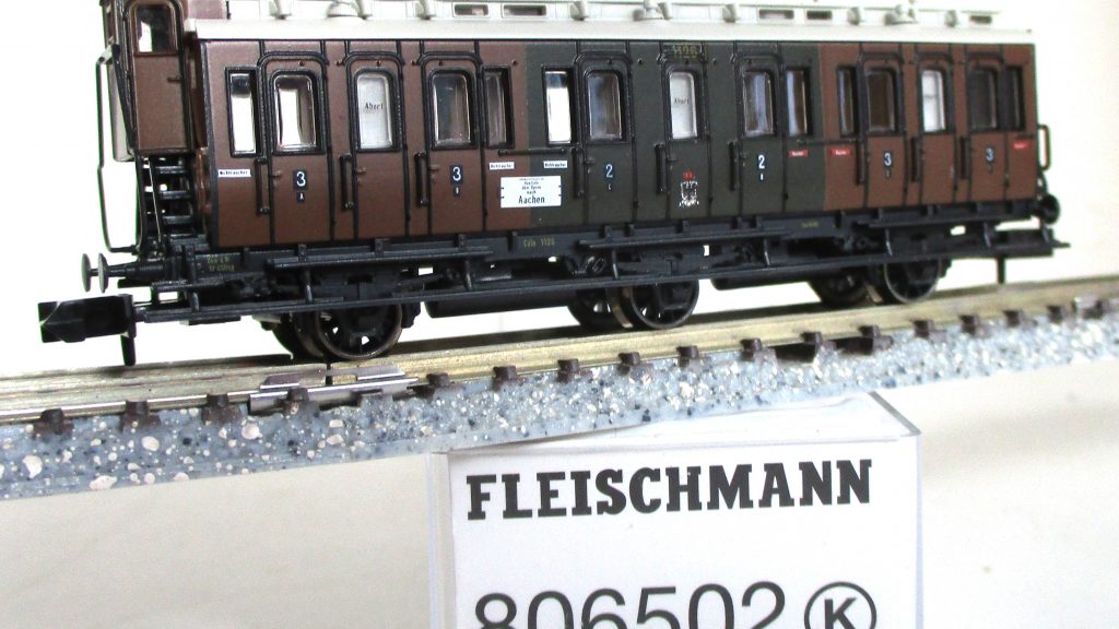 Fleischmann  806502  Abteilwagen/3-achs./BrH 2./3.Kl. braun/grün K.P.E.V.