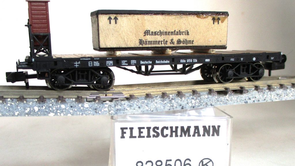 Fleischmann  828506  Rungenwagen/4achs./BrH SSk KÖLN schwarz DRG mit Holzkiste