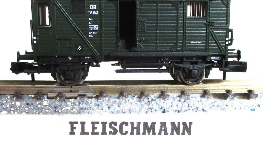 Fleischmann  830101  Güterzugbegleitwagen/2-achs. Pwg grün DB-3