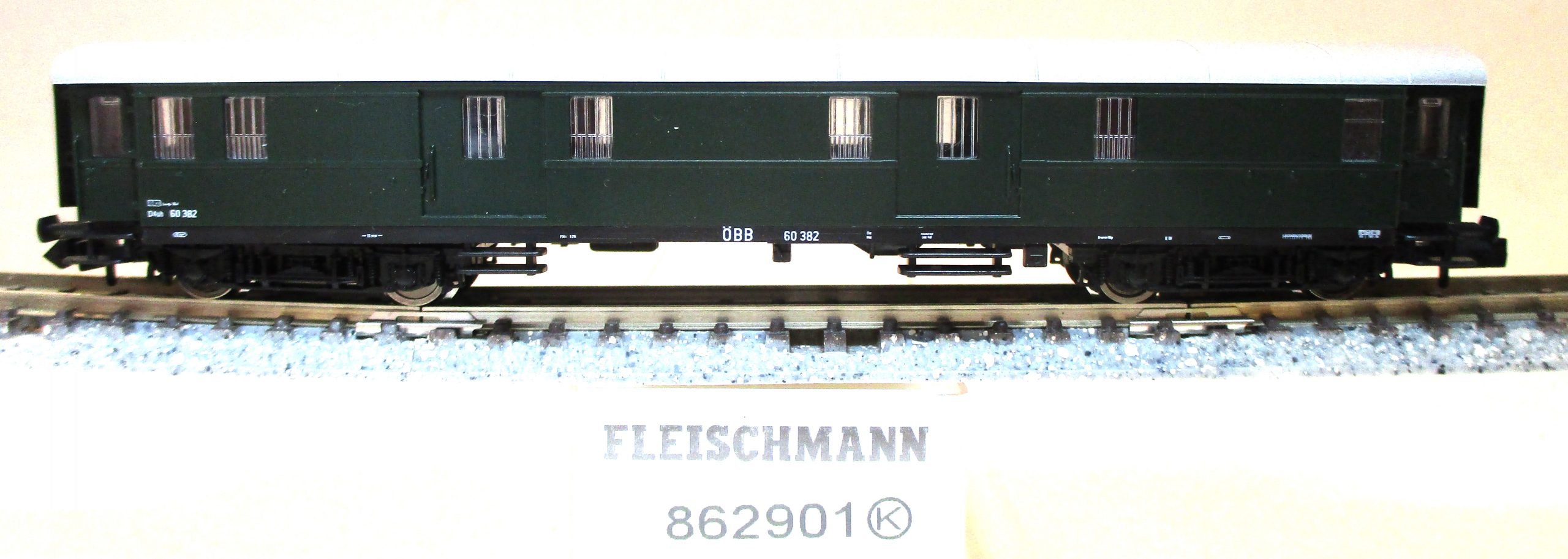 Fleischmann 862901 Eilzug-Gepäckwagen/4-achs. grün ÖBB-3