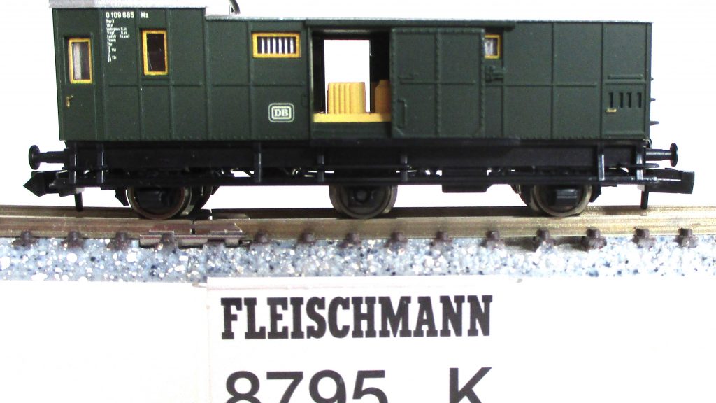 Fleischmann  8795  Gepäckwagen/3-achs. grün DB-3