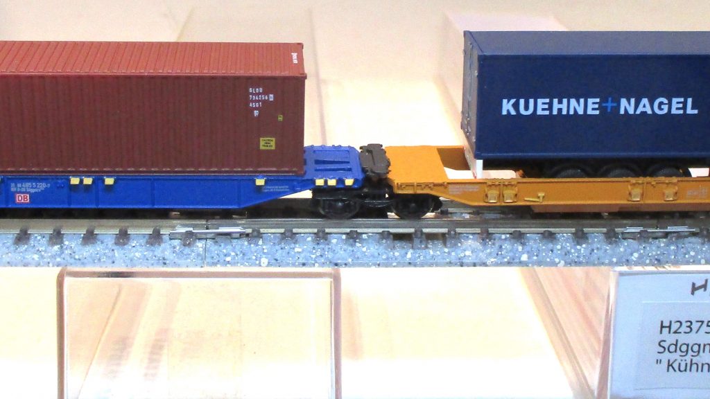 Hobbytrain 23750-7 Tragwagen/6-achs. KAKADU 1 x 40ft.CT 'Gold' und 1 x AL 'Kühne&Nagel'