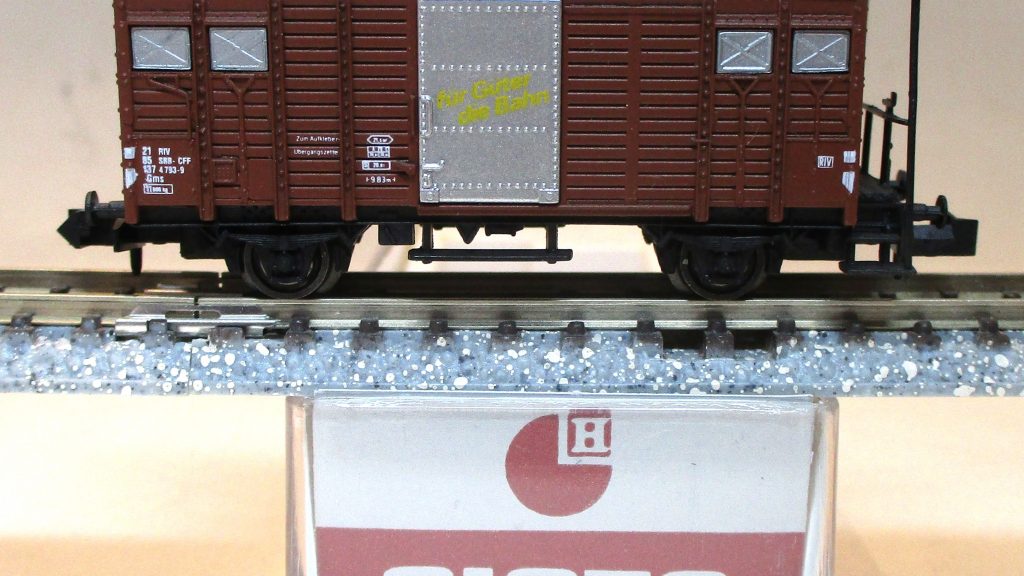 Hobbytrain 31073 Gedeckter Güterwagen/2-achs./BrB K3 braun SBB-4 Version-1