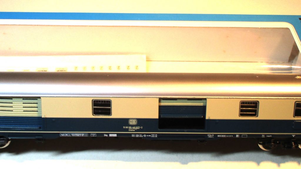 Märklin 4093 D-Zug-Gepäckwagen Düm-902 beige/türkis DB-4 mit Rolladen zum öffnen