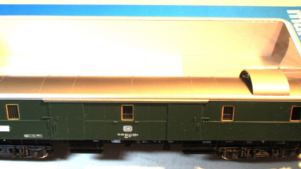 Märklin 4140 Gepäckwagen/4-achs. Düe-932 grün DB-3