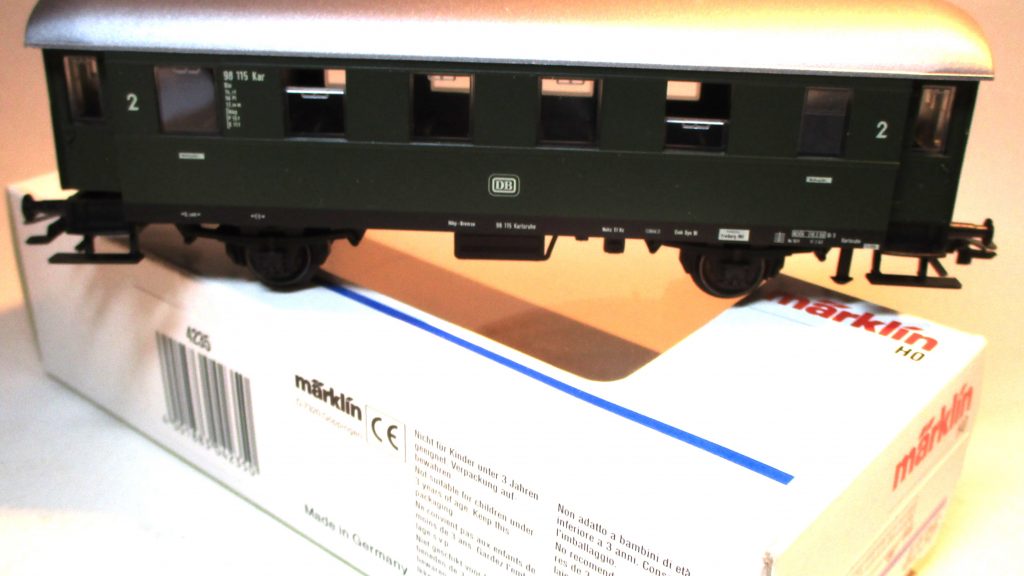 Märklin 4235 Nebenbahn-Personenwagen/2-achs. 2.Kl. grün DB-3