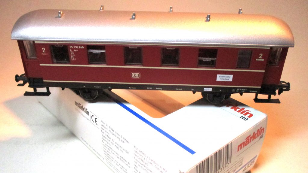 Märklin 4335 Personenwagen/2-achs. Bi 2.KL. rot /Dach silber DB-3