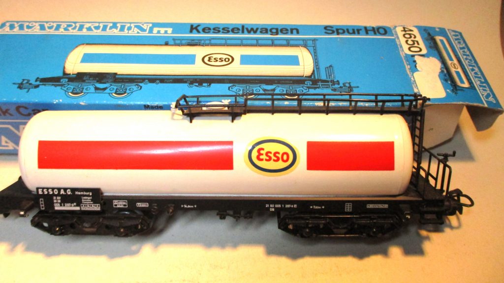 Märklin 4650 Kesselwagen/4-achs. ESSO weiß DB-4