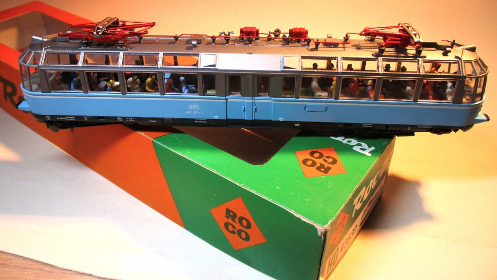 Roco 43930 E-Triebwagen "Gläserner-Zug" BR491.001 hellblau DB-4 für Märklin-ANALOG