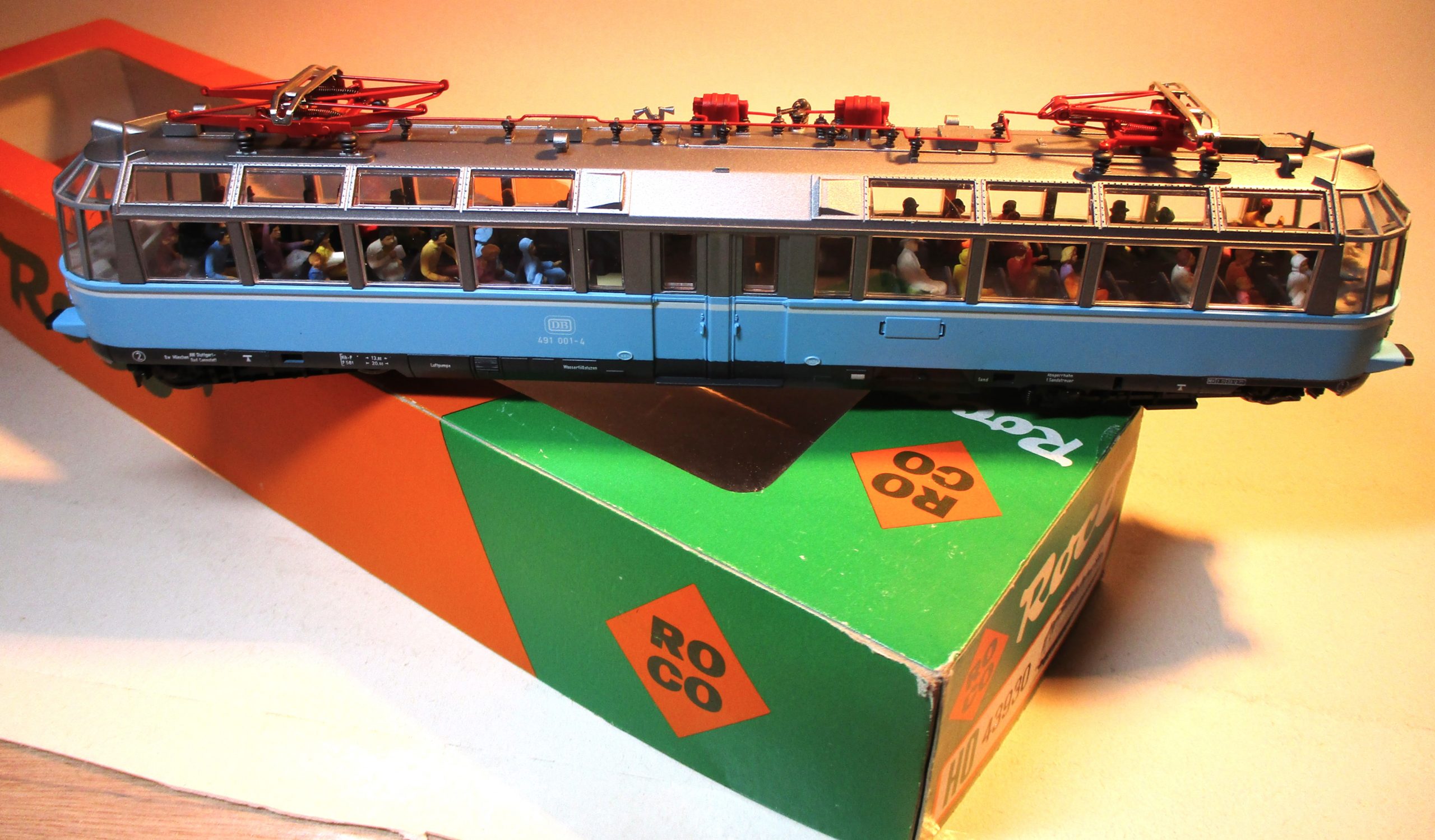 Roco 43930 E-Triebwagen "Gläserner-Zug" BR491.001 hellblau DB-4 für Märklin-ANALOG