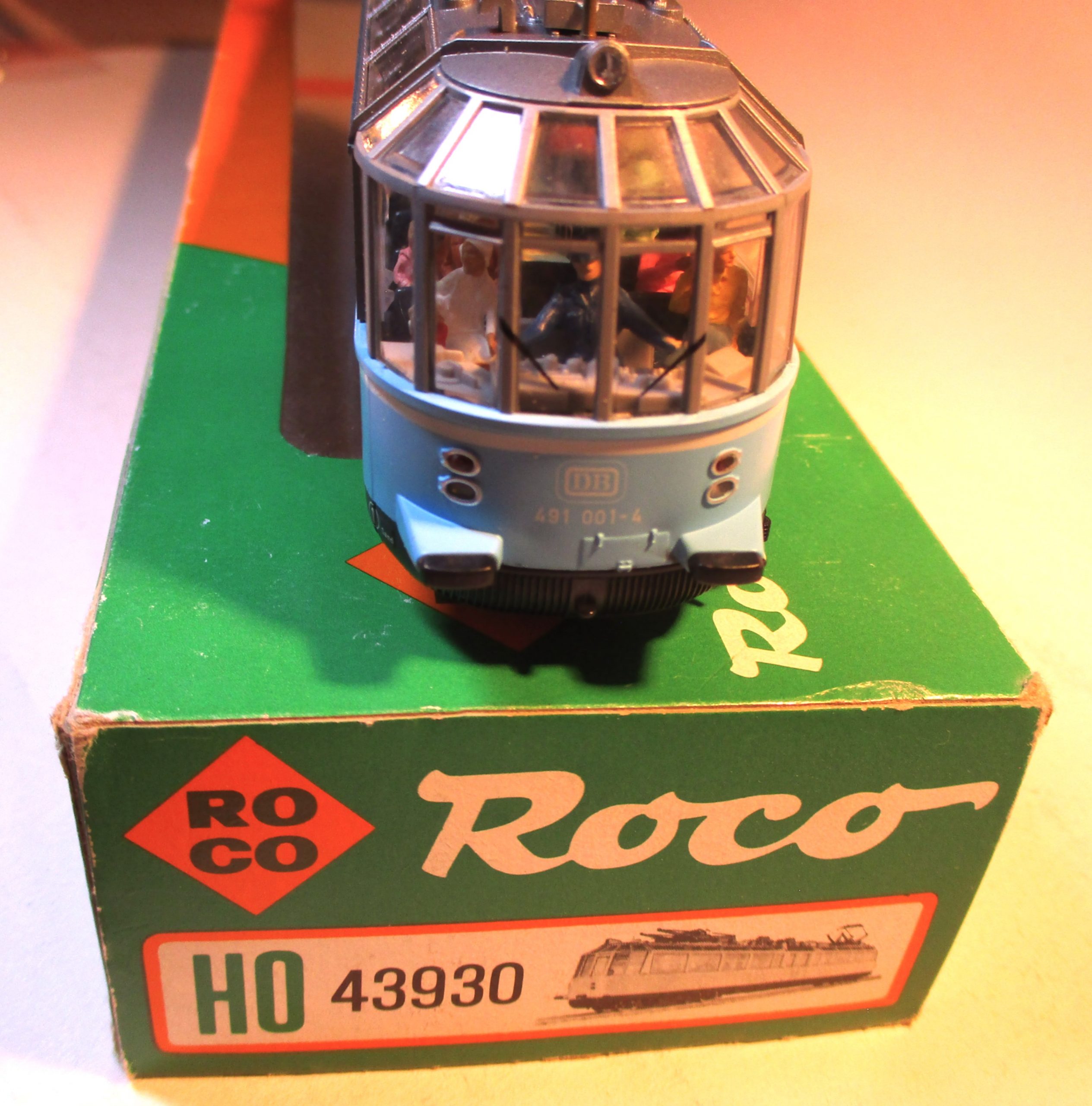 Roco 43930 E-Triebwagen "Gläserner-Zug" BR491.001 hellblau DB-4 für Märklin-ANALOG – Bild 2