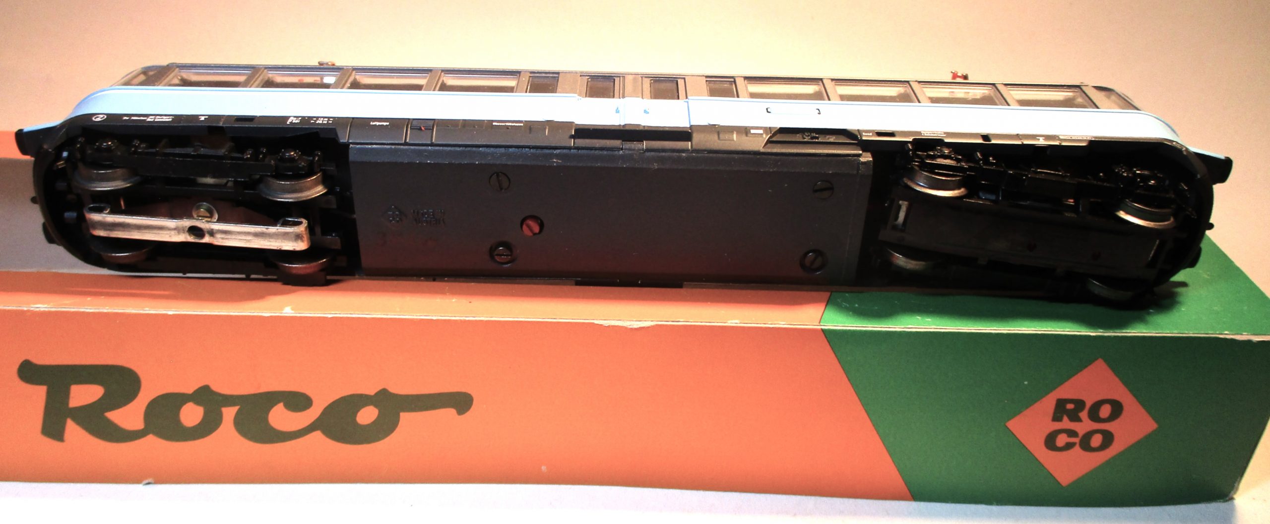 Roco 43930 E-Triebwagen "Gläserner-Zug" BR491.001 hellblau DB-4 für Märklin-ANALOG – Bild 3