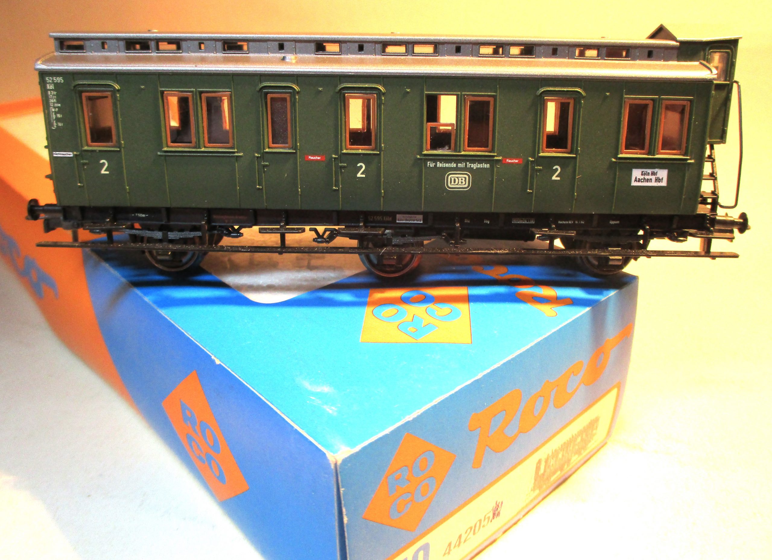 Roco 44205 Abteilwagen/3-achs./BrH 2.Kl./Gepäck grün DB-3