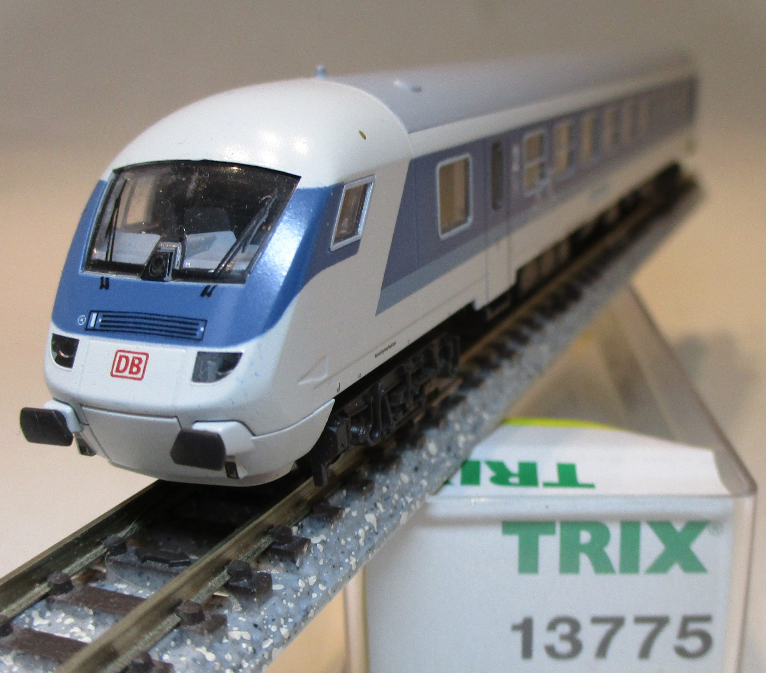 Minitrix 13775 IR-Steuerwagen Bimdzf 2.Klasse/Gepäck blau/grau DBAG-5 mit Lichtwechsel