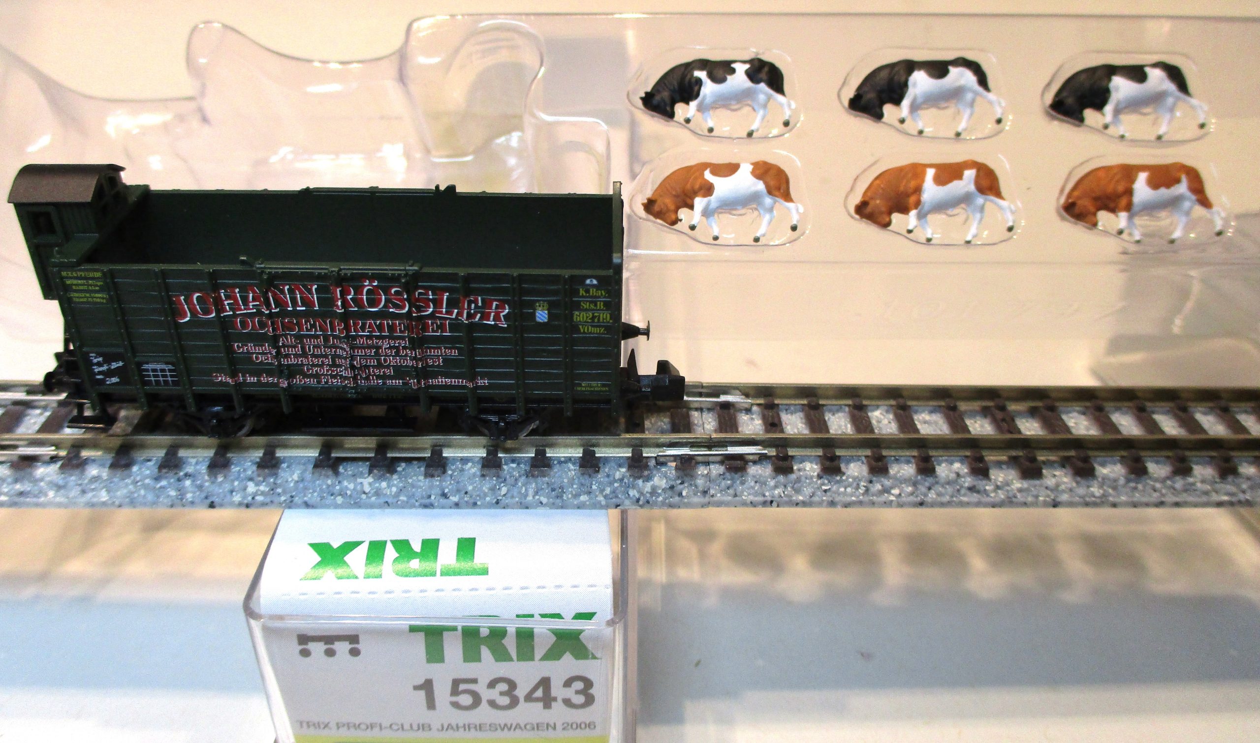 Minitrix 15343 Viehtransportwagen/2-achs./BrH 'Club-JW-2006' dunkelgrün K.Bay.St.B. mit 6-Kühen