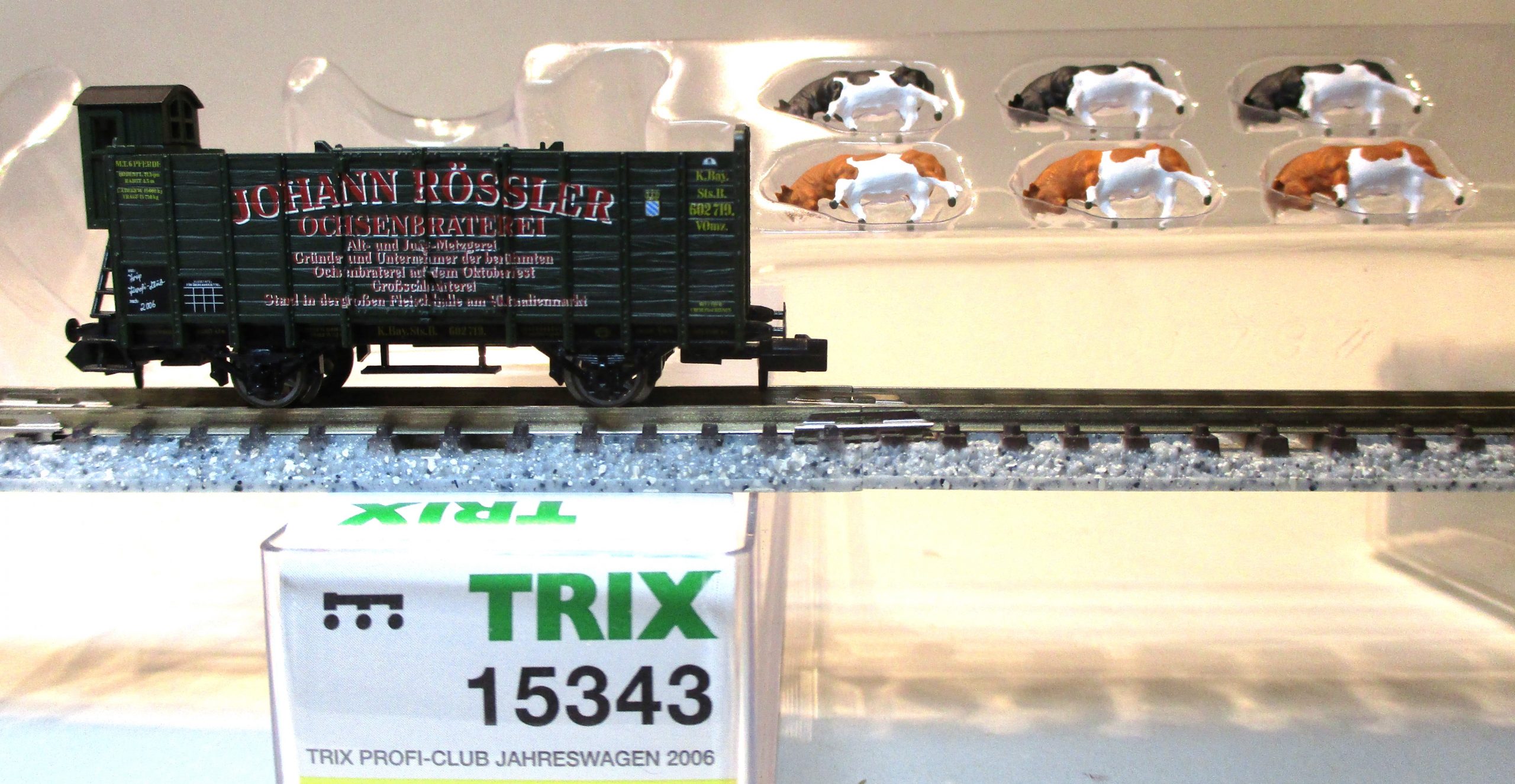 Minitrix 15343 Viehtransportwagen/2-achs./BrH 'Club-JW-2006' dunkelgrün K.Bay.St.B. mit 6-Kühen – Bild 2