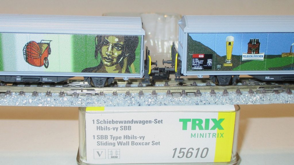 Minitrix  15610  Schiebewandwagen-Paar/2-achs. Hbils 'Feldschlösschen Brauerei' SBB-5 beide Seitenwände unterschiedliche bedruckt