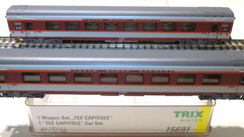 Minitrix  15691  Schnellzugwagen-Paar 'TEE CAPITOLE' Grand-Comfort-Wagen 2 x Großraumwagen 1. Klasse hellgrau/rot SNCF-4