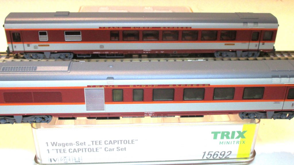 Minitrix  15692  Schnellzugwagen-Paar 'TEE CAPITOLE' Grand-Comfort-Wagen 1 x 1.Klasse/Gepäck  + 1 x Speisewagen hellgrau/rot SNCF-4