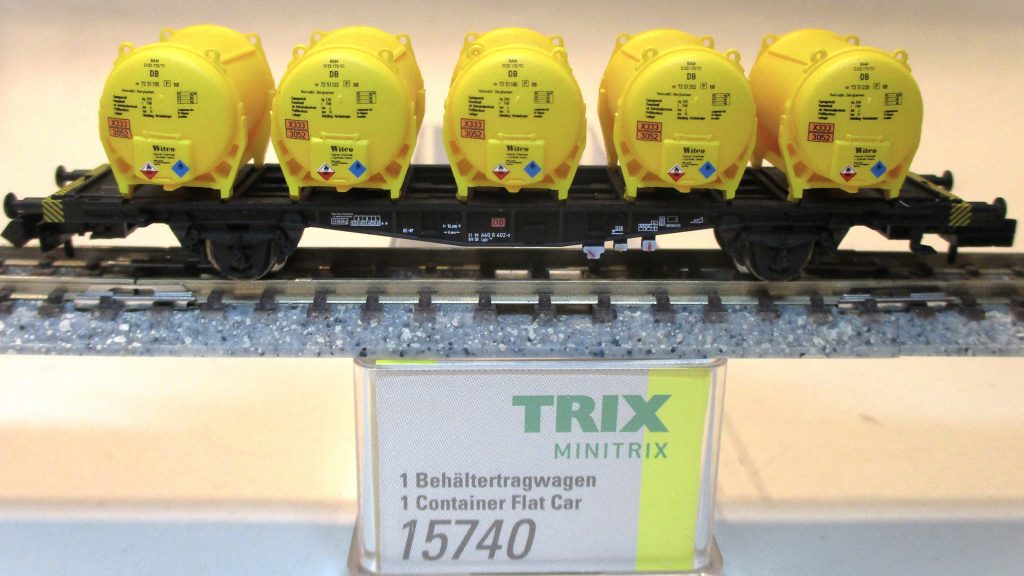 Minitrix  15740  Behälter-Tragwagen/2-achs. schwarz DBAG-5 mit 5 Ddikr Behältern 'Witco' gelb