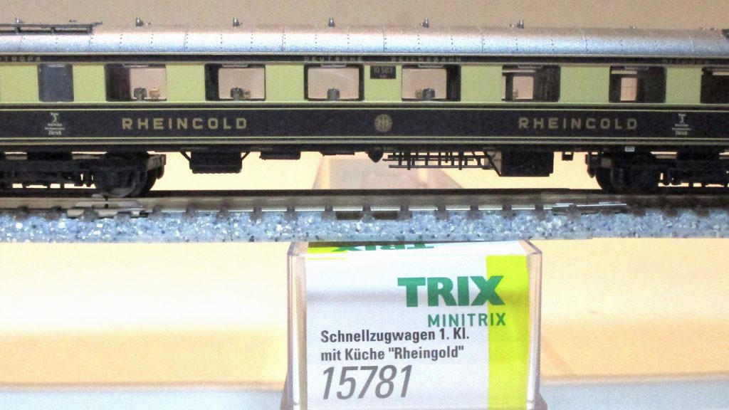 Minitrix  15781  Rheingold-Wagen/4-achs. 1.Klasse/Küche creme/lila DRG mit bel. Tischlämpchen