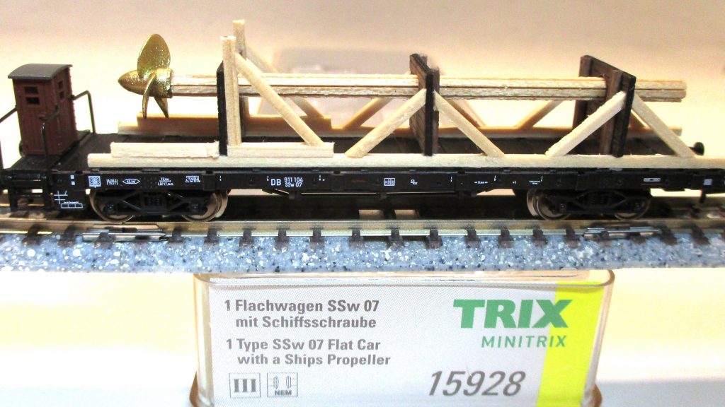 Minitrix  15928  Plattformwagen/4-achs./BrH Sw07 schwarz DB-3 mit Schiffsschraube