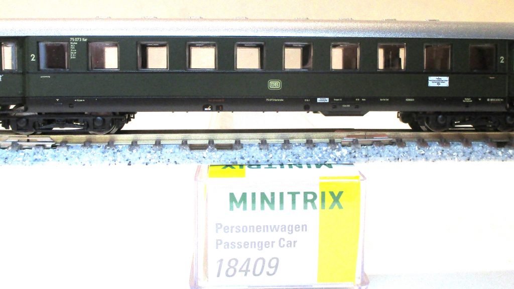 Minitrix  18409  Schürzen-Eilzugwagen/4-achs. B4ylwe 2.Kl. grün DB-3