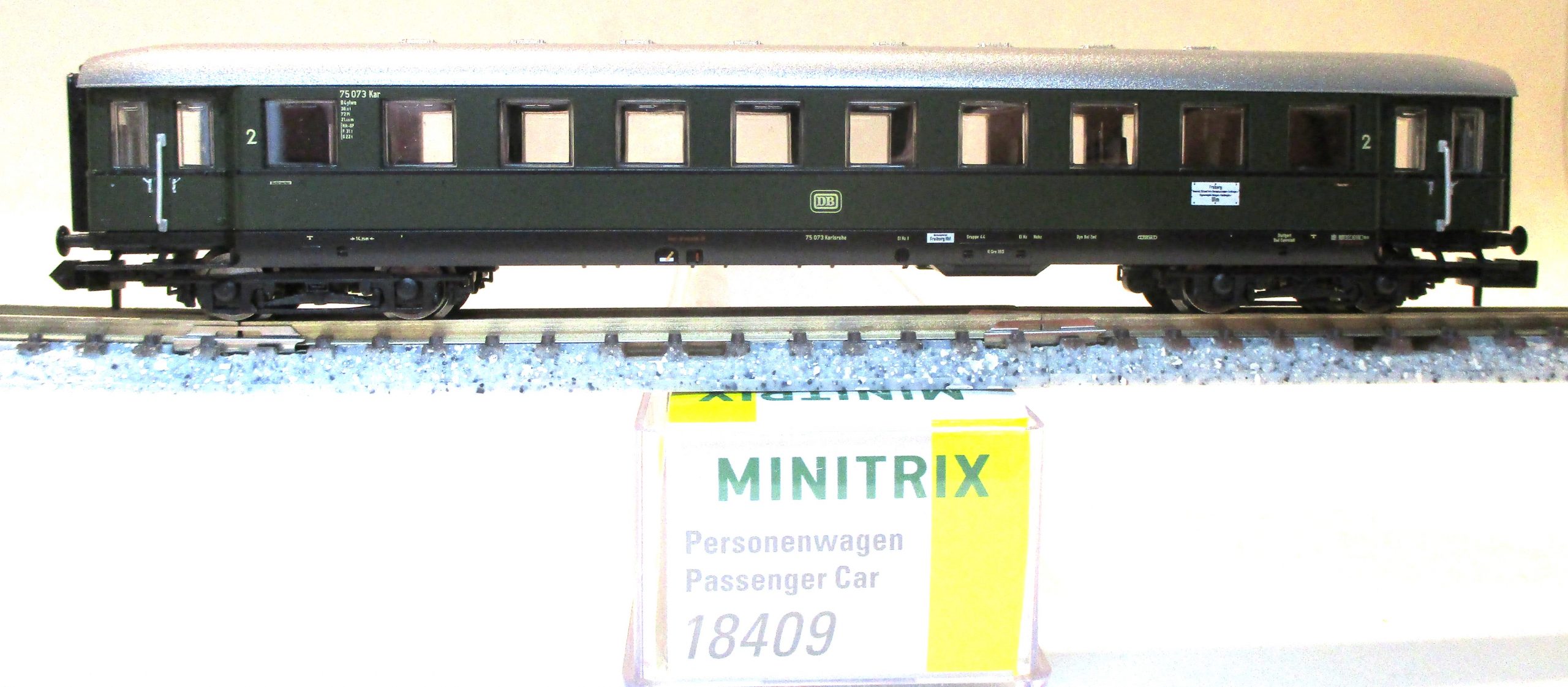 Minitrix 18409 Schürzen-Eilzugwagen/4-achs. B4ylwe 2.Kl. grün DB-3
